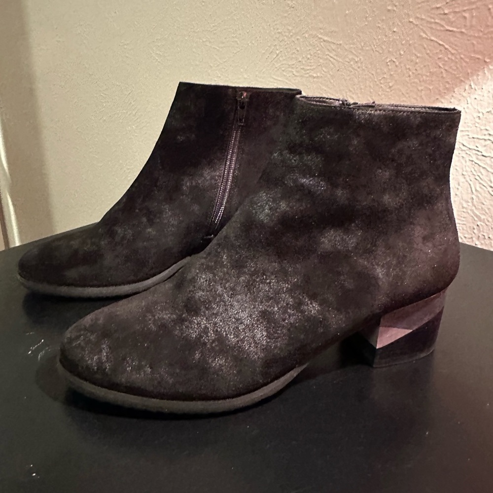 VANELi Black Suede Ankle Booties – Size 8.5 – Block Heel – With Box 🖤